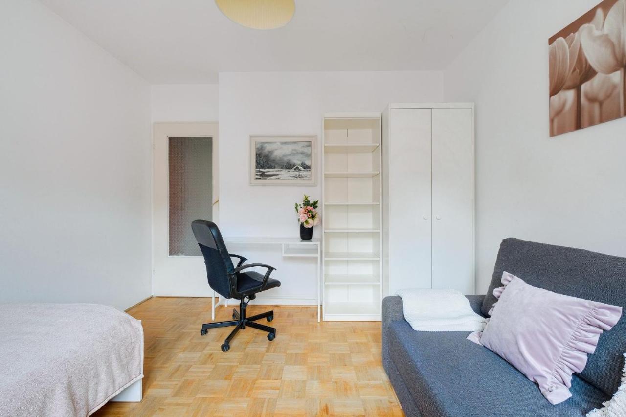 2 Bedroom Apartment In Green Location Varsó Kültér fotó